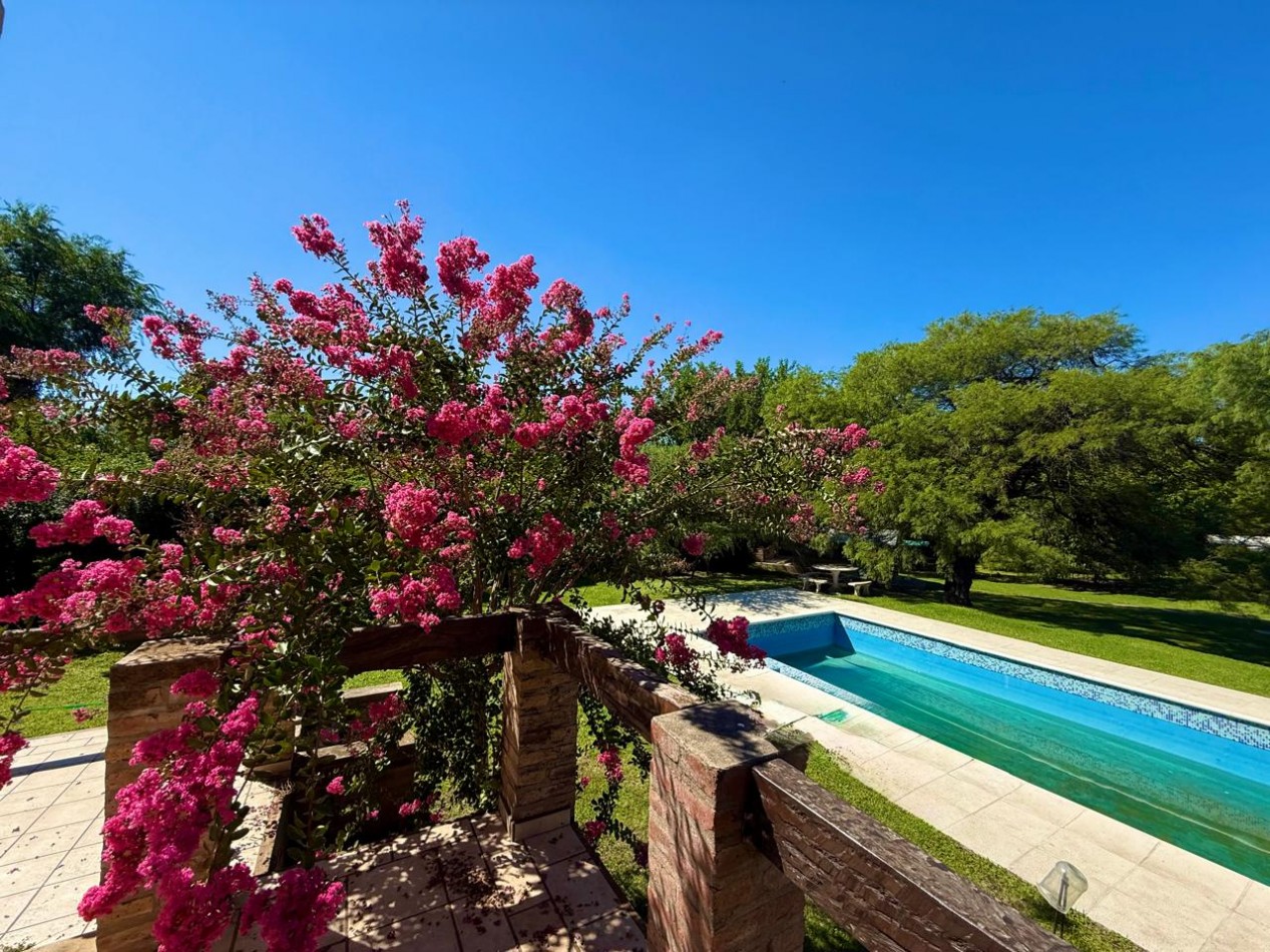 HERMOSA CASA EN VENTA CON GRAN PARQUE !  