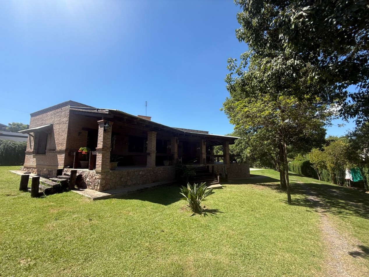 HERMOSA CASA EN VENTA CON GRAN PARQUE !  