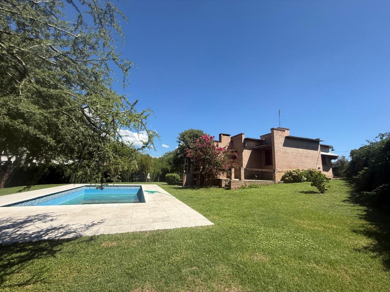HERMOSA CASA EN VENTA CON GRAN PARQUE !  