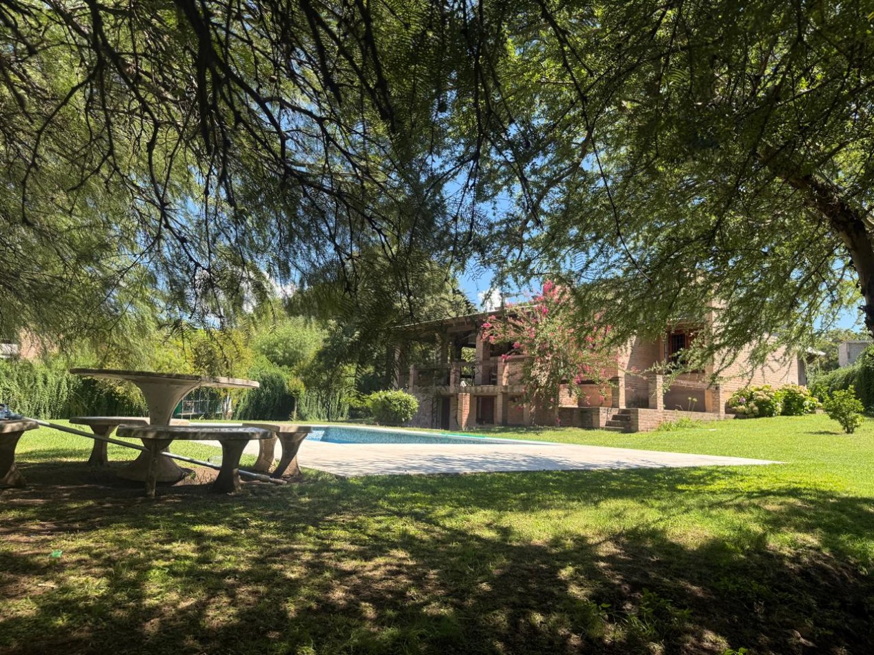 HERMOSA CASA EN VENTA CON GRAN PARQUE !  