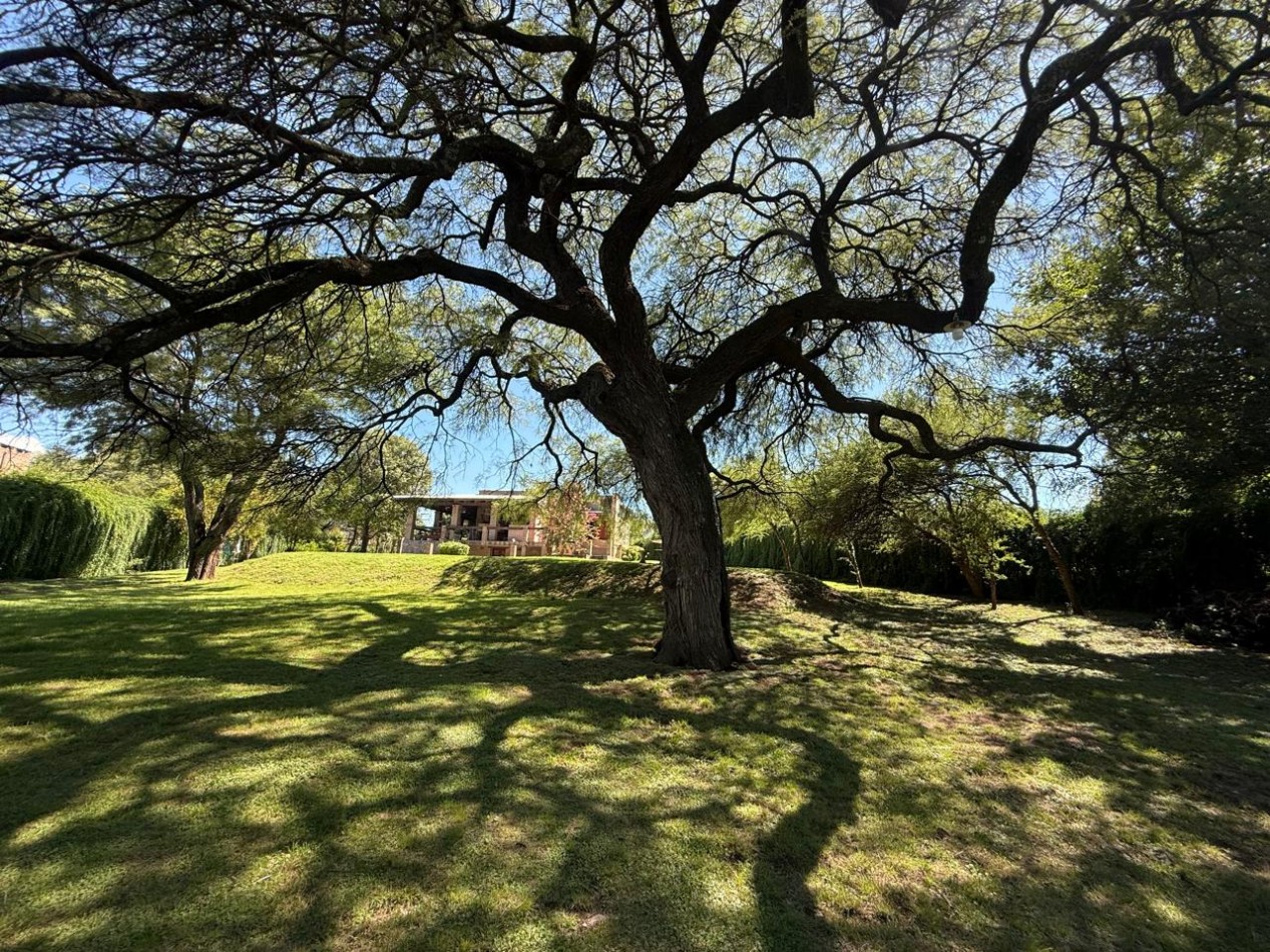 HERMOSA CASA EN VENTA CON GRAN PARQUE !  