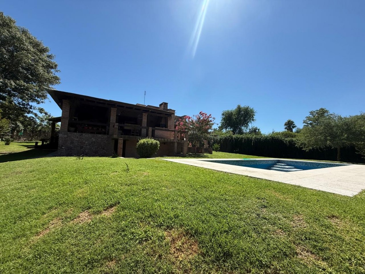 HERMOSA CASA EN VENTA CON GRAN PARQUE !  