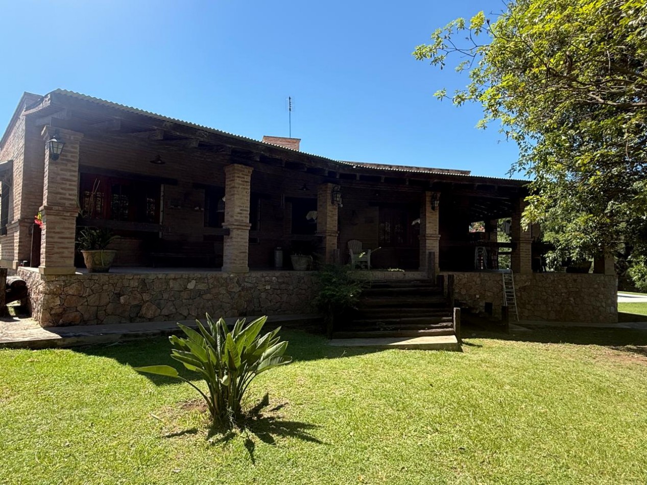 HERMOSA CASA EN VENTA CON GRAN PARQUE !  